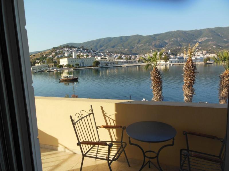 Ενοικιαζόμενα δωμάτια Theano Hotel Πόρος