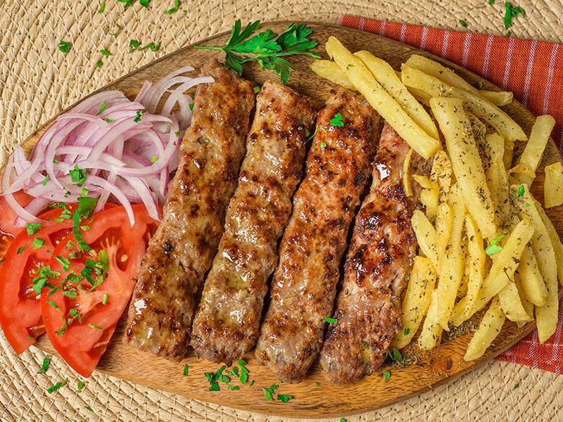 Κεµπάπ απλό ή πικάντικο µε πατάτες, ντοµάτα & κρεµµυδάκι ψιλοκοµµένο
