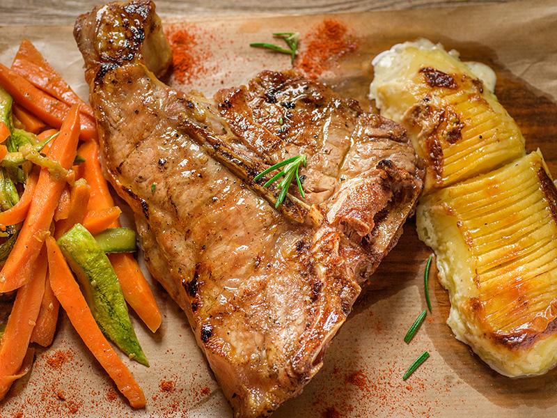 Μπριζόλα µοσχαρίσια, T-bone µε λαχανικά γλασέ & πατάτες γκρατινέ