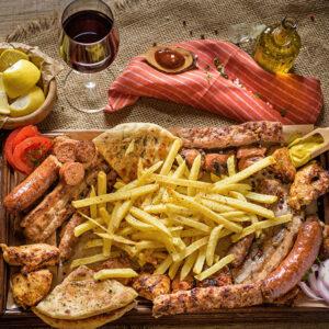 Ποικιλία κρεατικών (μεγάλη)  σουβλάκι κοτόπουλο, χοιρινό, κεμπάπ, λουκάνικο, πανσέτα, πίτες, πατάτες