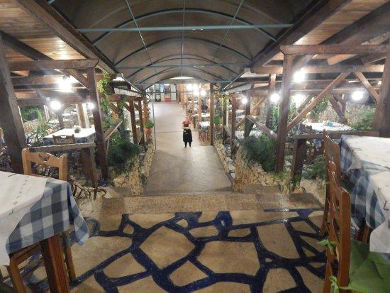 tzogia-s-taverna-lassi (1)