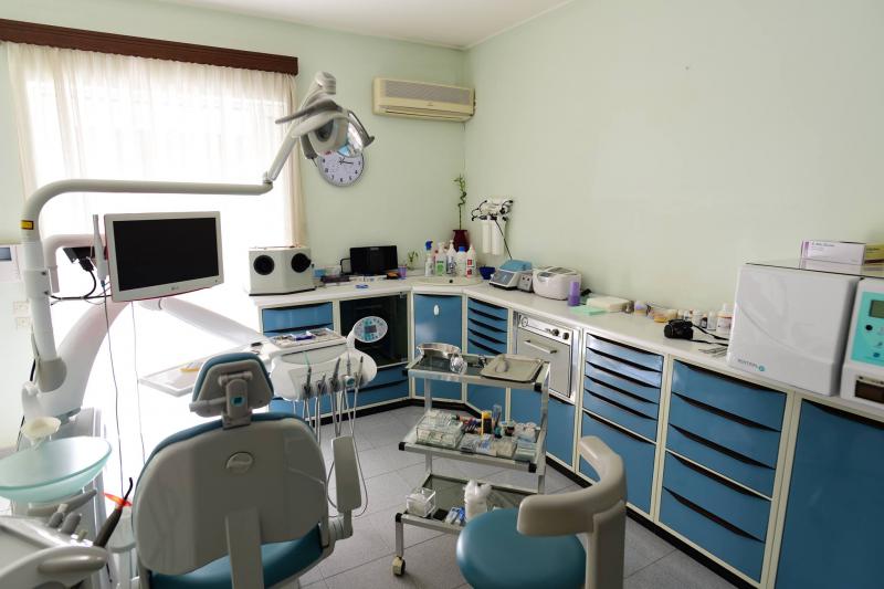 Χειρουργός οδοντίατρος Μοσχονάς Dental Care
